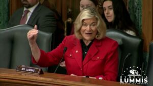 Crypto Queen Lummis haalt uit naar Fed: “Zwart gat van macht en onverantwoordelijkheid”
